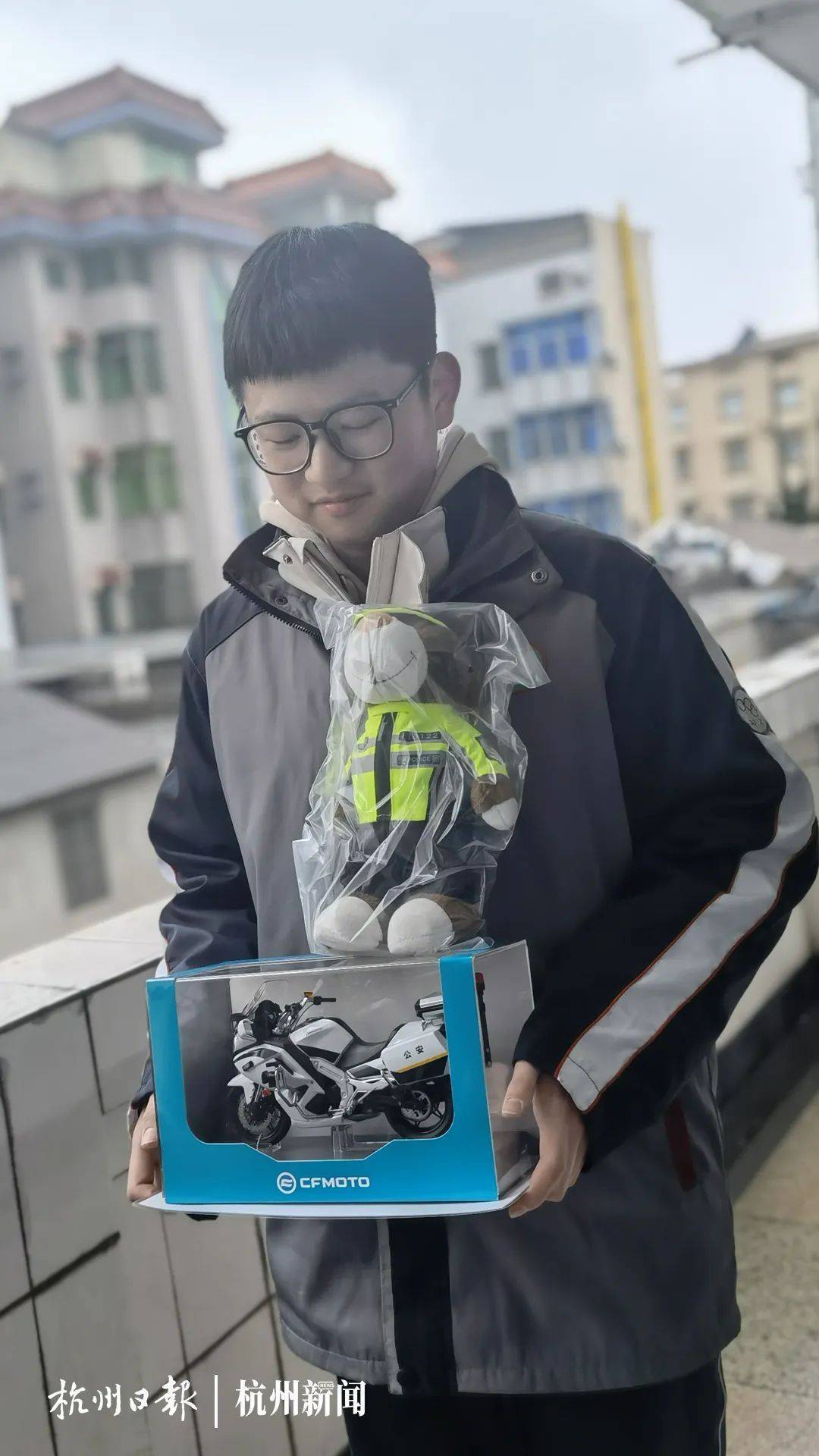 就在杭州街头<strong></p>
<p>云币交易所</strong>，全网爆了！14岁男孩一个动作，警察突然上门……