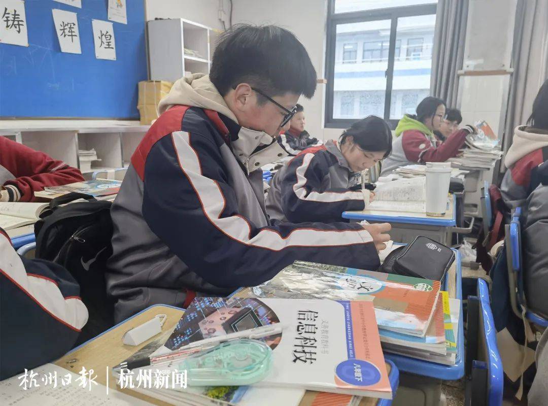就在杭州街头<strong></p>
<p>云币交易所</strong>，全网爆了！14岁男孩一个动作，警察突然上门……