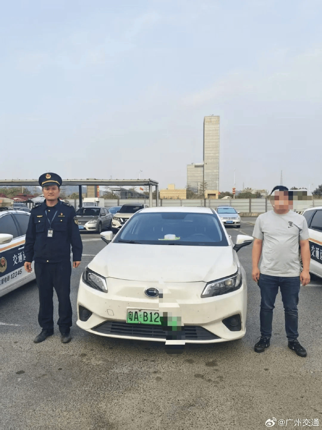 广州南站再现黑车宰客<strong></p>
<p>天王币交易所</strong>，大学生打车18公里被收581元
