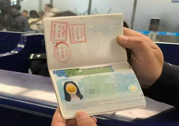 别因“颜值”误大事！用贴纸遮挡护照照片<strong></p>
<p>天王币交易所</strong>，或被拒绝入境