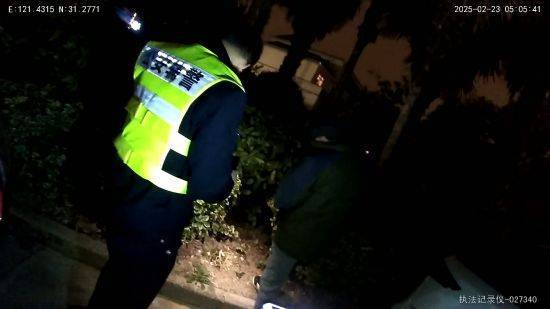 老人深夜“躲”进灌木丛开会<strong></p>
<p>币安交易所下载</strong>？ 静安警方多方联动寻回患病走失老人
