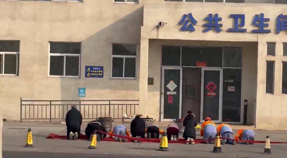 公厕门口环卫工为何集体趴地上<strong></p>
<p>币安交易所下载</strong>？事发街道办：正了解核实情况