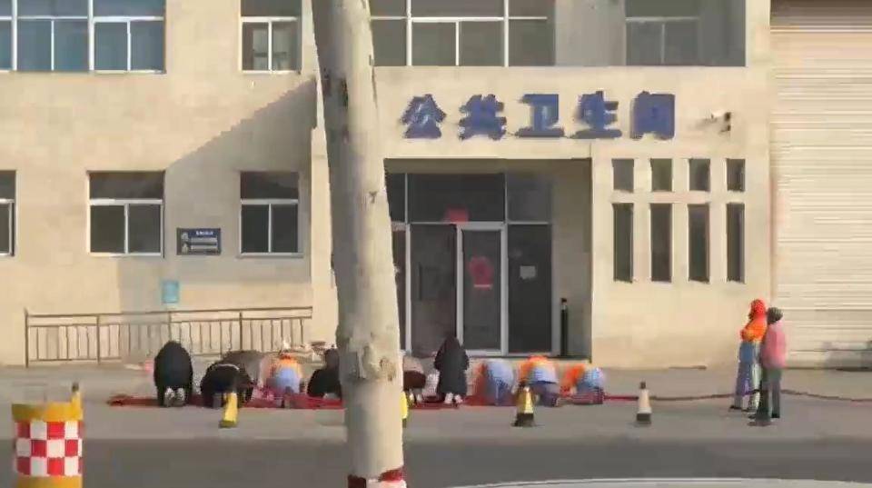 公厕门口环卫工为何集体趴地上<strong></p>
<p>币安交易所下载</strong>？事发街道办：正了解核实情况