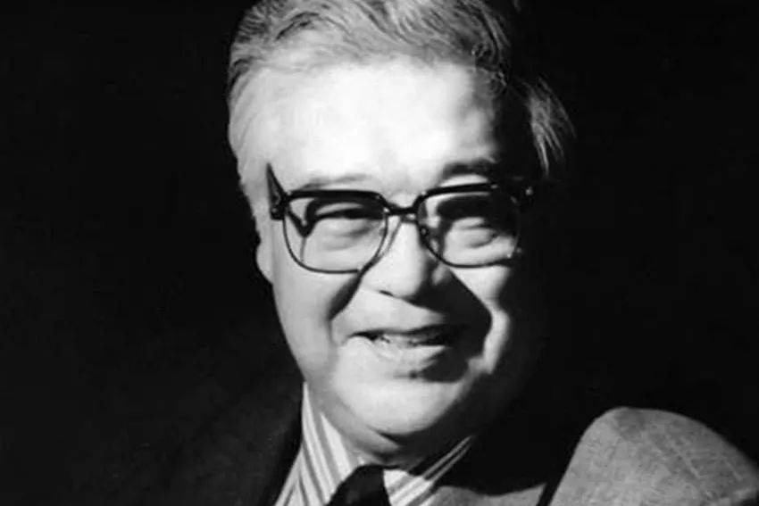 受中央领导同志委托<strong></p>
<p>IX交易所</strong>，中宣部副部长、中央广播电视总台台长慎海雄一行，前往北京电影制片厂，深切悼念于洋同志