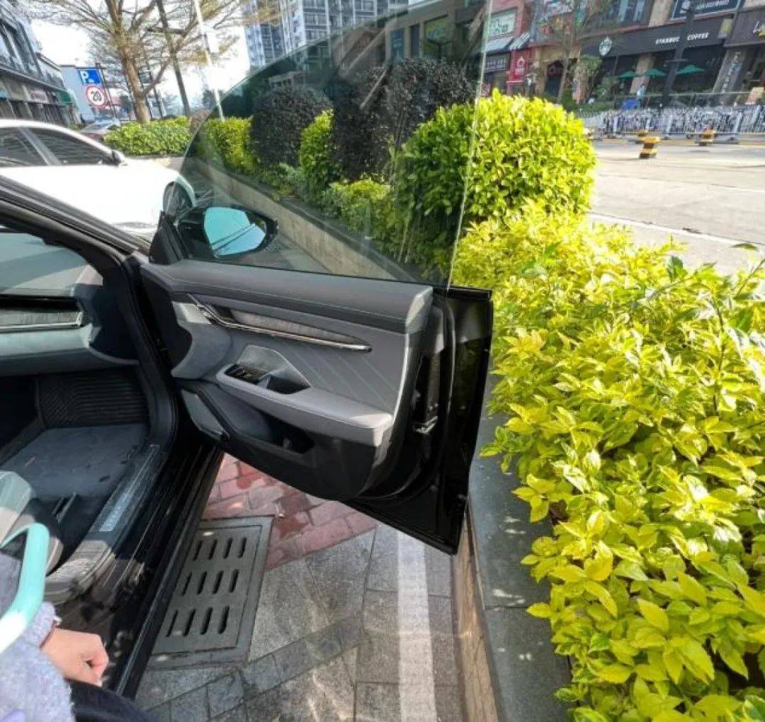 王大陆因不会开特斯拉车门涉刑案<strong></p>
<p>IX交易所</strong>，暴露新能源车车门设计痛点