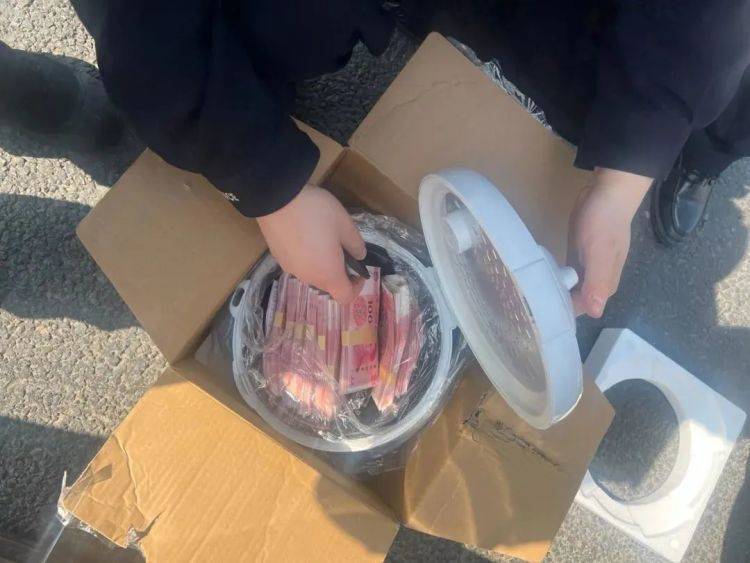 打开电饭煲一看：8万元现金<strong></p>
<p>币猫交易所</strong>！女子被当街拦下