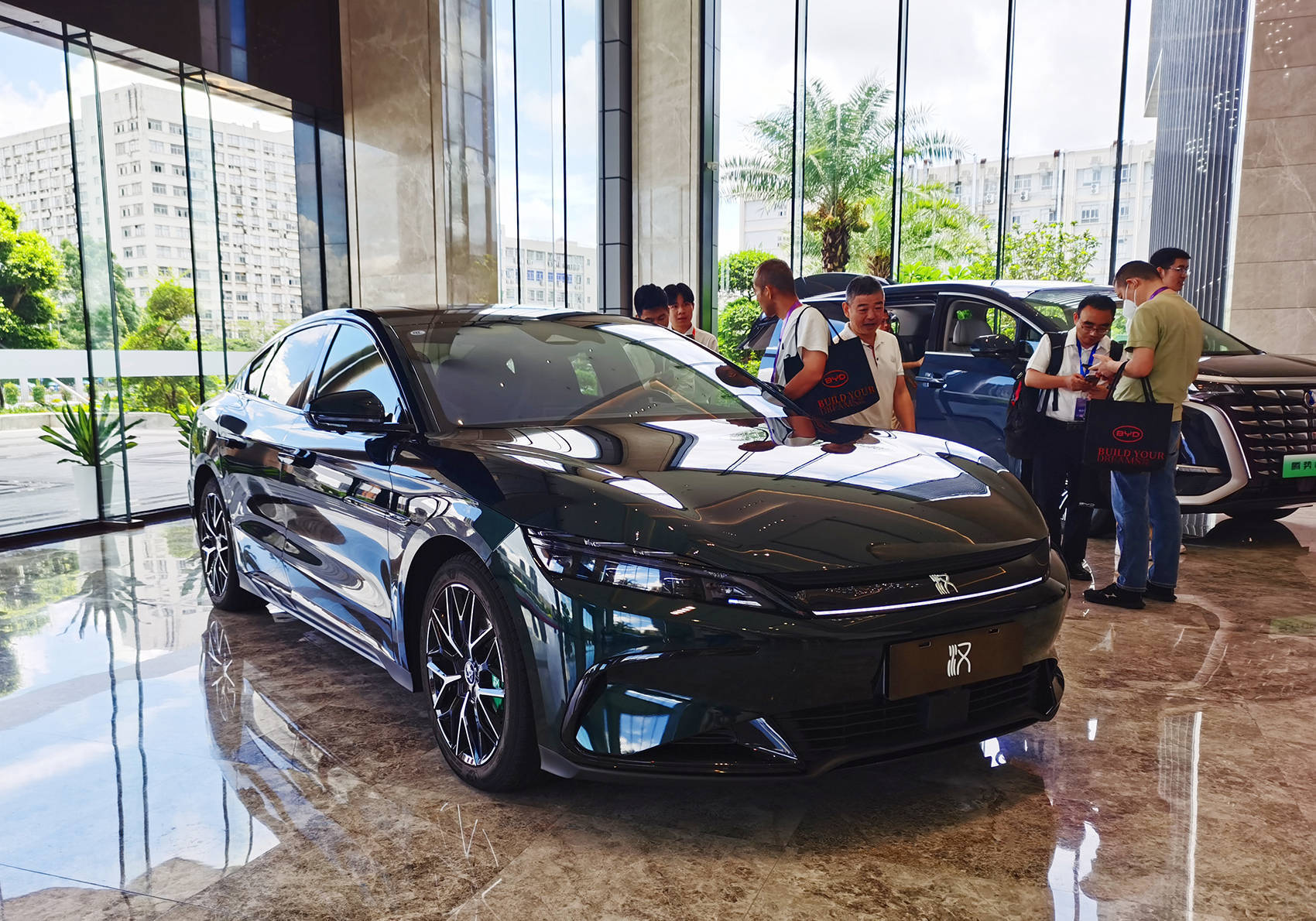 营收7771亿元<strong></p>
<p>币全交易所</strong>，超越特斯拉！刚刚，比亚迪炸裂发布：拟派现超120亿元