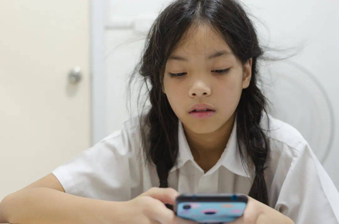 学生禁玩手机<strong></p>
<p>满币网交易所</strong>，催生孩子间的地下交易