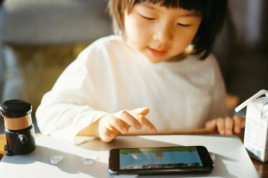 学生禁玩手机<strong></p>
<p>满币网交易所</strong>，催生孩子间的地下交易
