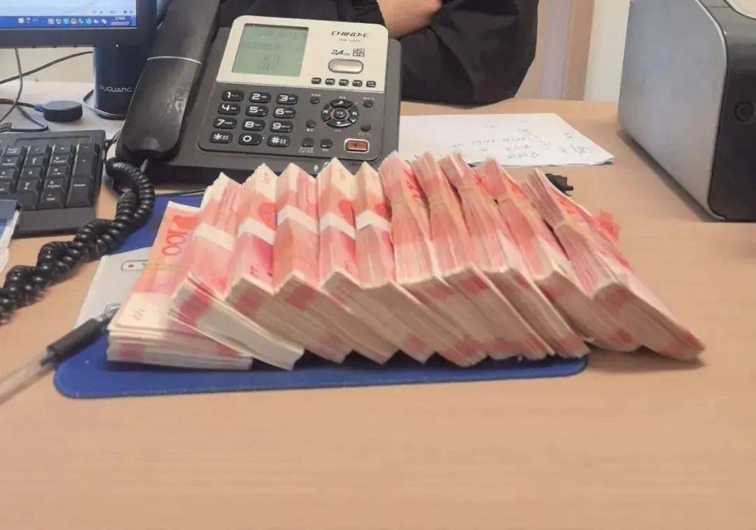 快递当场开箱：108000元现金<strong></p>
<p>币君交易所</strong>！浙江男子傻眼了