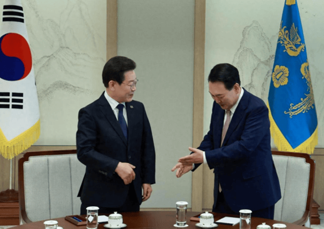 韩国传出爆炸性消息<strong></p>
<p>以飞交易所</strong>，尹锡悦提前下台，已经成为定局？情况不简单