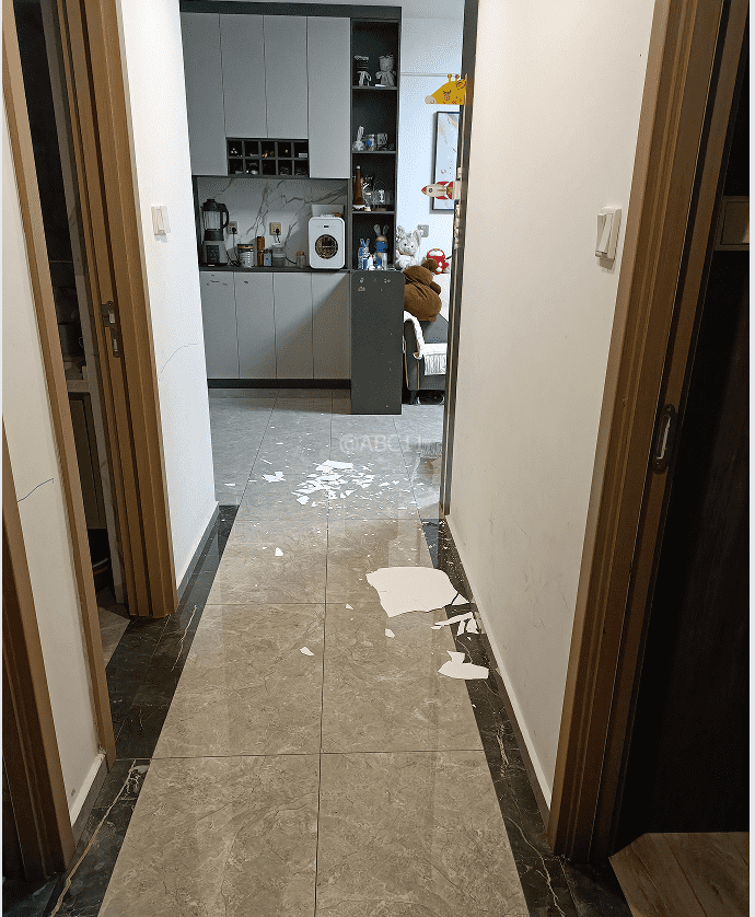 “深更半夜<strong></p>
<p>东方交易所</strong>，又掉一大块下来”！广东一小区业主怒了
