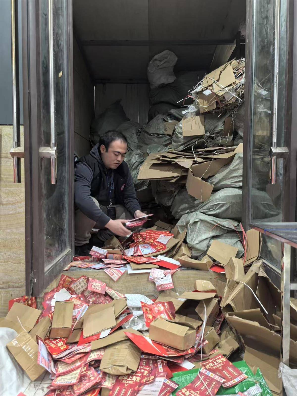 他发出的81万件快递全是电诈卡片<strong></p>
<p>财富交易所</strong>！武汉江岸警方破获特大诈骗案
