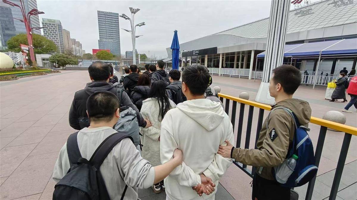 他发出的81万件快递全是电诈卡片<strong></p>
<p>财富交易所</strong>！武汉江岸警方破获特大诈骗案