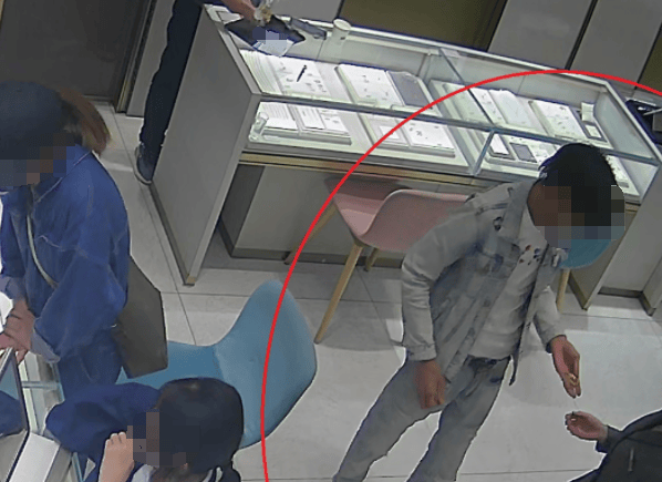 杭州大爷理发金项链不翼而飞<strong></p>
<p>币倍交易所</strong>，金属探测器都用上了，谁偷的？