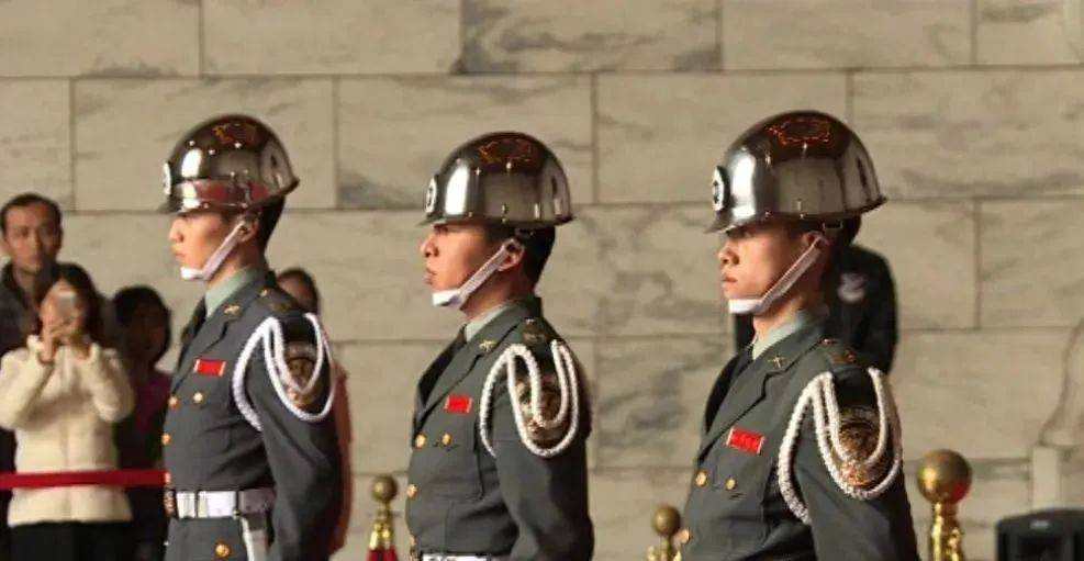 6名台军举五星红旗<strong></p>
<p>gate交易所</strong>，拒为台独当炮灰，台媒：赖清德卫兵也要投诚