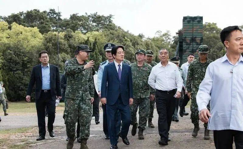6名台军举五星红旗<strong></p>
<p>gate交易所</strong>，拒为台独当炮灰，台媒：赖清德卫兵也要投诚