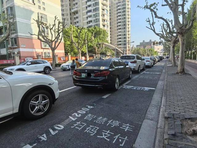 家长吐槽：接孩子4分钟<strong></p>
<p>gate交易所</strong>，收费3元！不少人干脆停在路中间…涉及上海多区，都是这类停车场