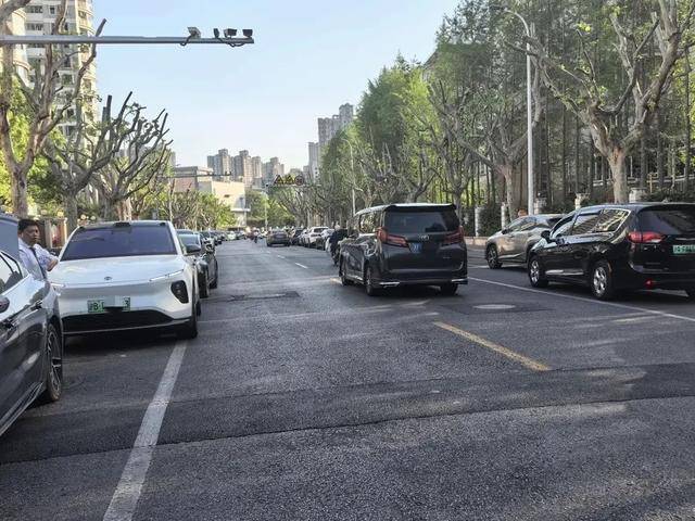 家长吐槽：接孩子4分钟<strong></p>
<p>gate交易所</strong>，收费3元！不少人干脆停在路中间…涉及上海多区，都是这类停车场