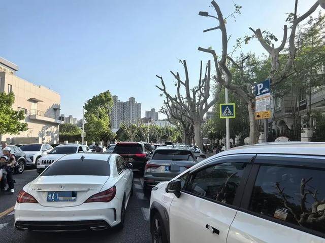 家长吐槽：接孩子4分钟<strong></p>
<p>gate交易所</strong>，收费3元！不少人干脆停在路中间…涉及上海多区，都是这类停车场