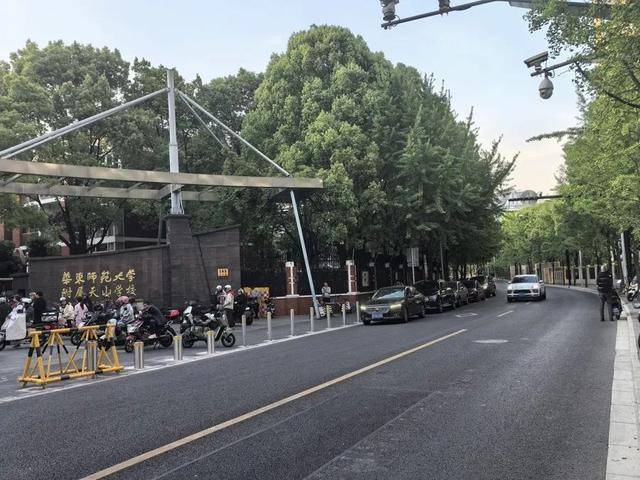 家长吐槽：接孩子4分钟<strong></p>
<p>gate交易所</strong>，收费3元！不少人干脆停在路中间…涉及上海多区，都是这类停车场