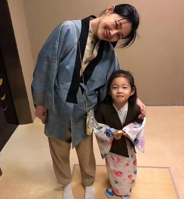 大S儿女回北京<strong></p>
<p>gate交易所</strong>，张兰拉着小玥儿逛街，网友夸汪小菲好帅