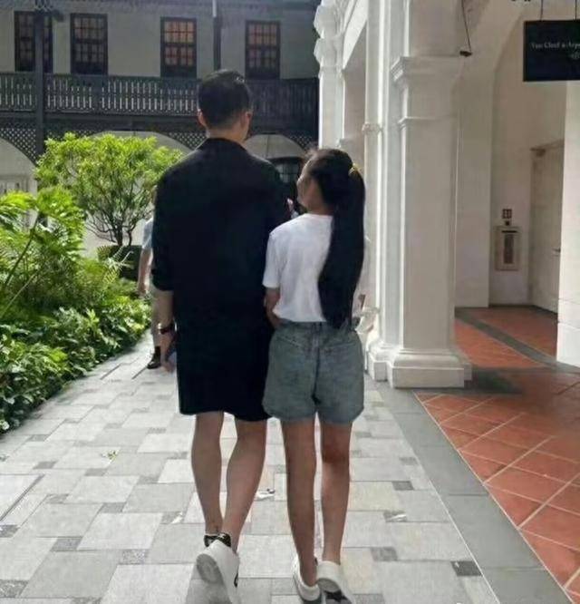 大S儿女回北京<strong></p>
<p>gate交易所</strong>，张兰拉着小玥儿逛街，网友夸汪小菲好帅