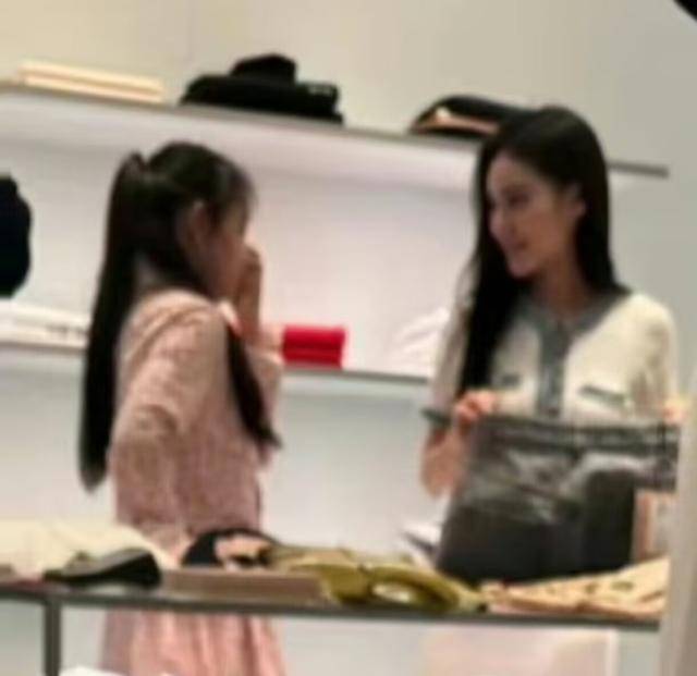 大S儿女回北京<strong></p>
<p>gate交易所</strong>，张兰拉着小玥儿逛街，网友夸汪小菲好帅