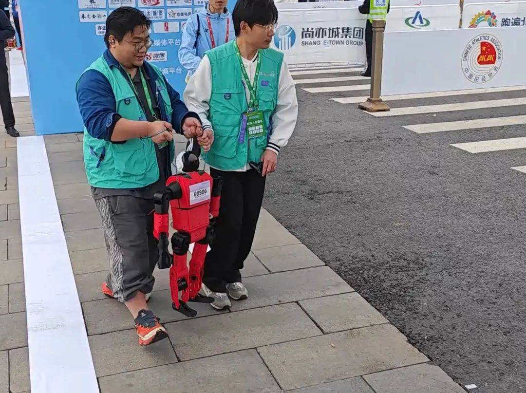 这届机器人马拉松把我看傻了！宇树摔倒、天工夺冠<strong></p>
<p>gate交易所</strong>，还有瘫痪的