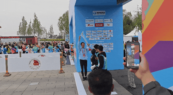 这届机器人马拉松把我看傻了！宇树摔倒、天工夺冠<strong></p>
<p>gate交易所</strong>，还有瘫痪的