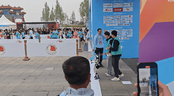 这届机器人马拉松把我看傻了！宇树摔倒、天工夺冠<strong></p>
<p>gate交易所</strong>，还有瘫痪的