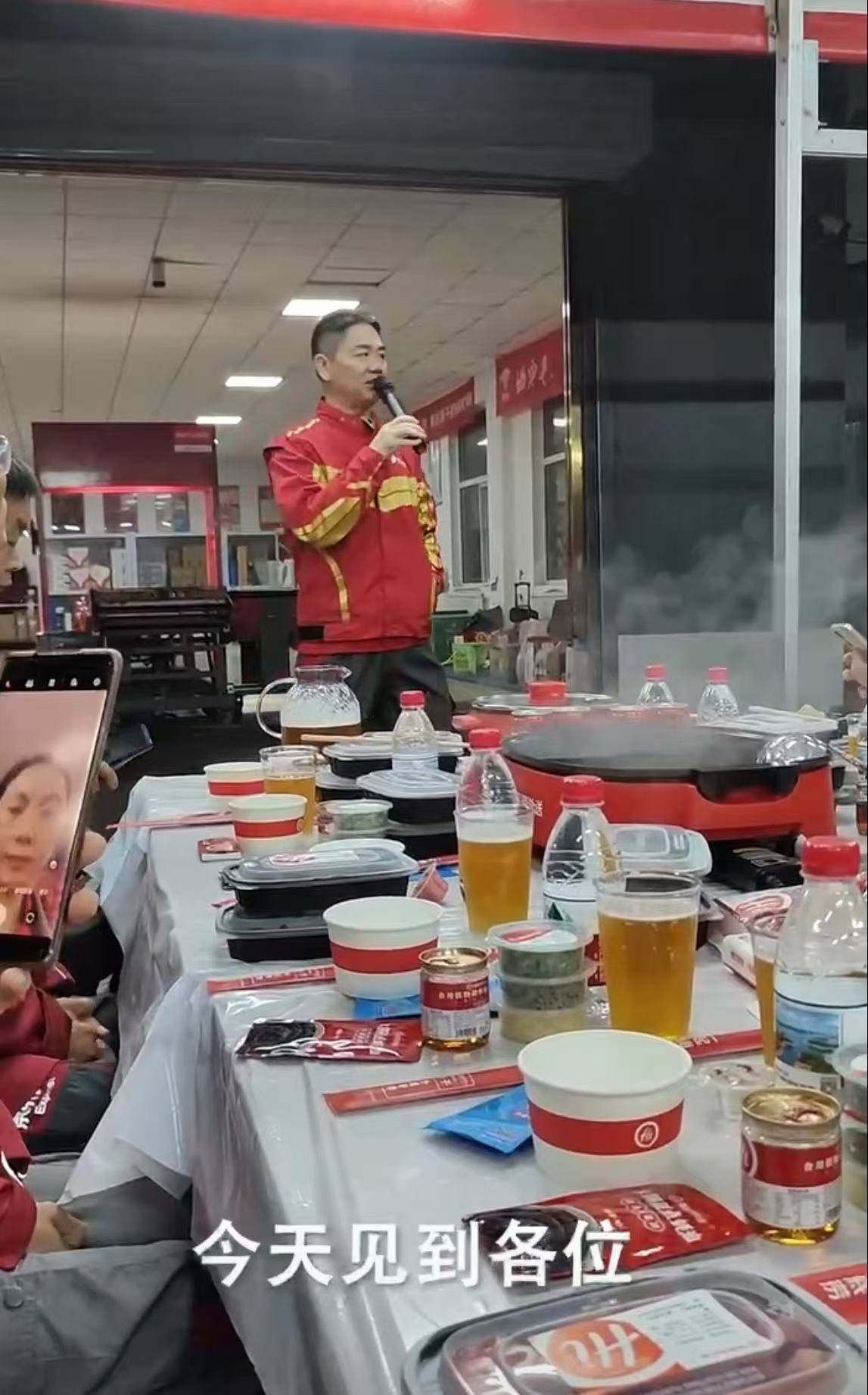 刘强东冲到一线：白天送外卖<strong></p>
<p>美币交易所</strong>，晚上请骑手吃海底捞