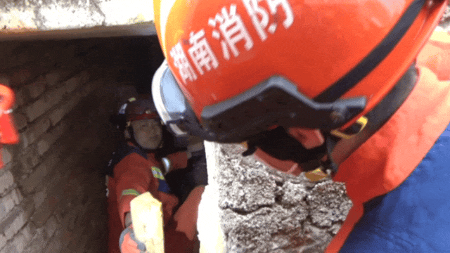 女子进入自家地窖取红薯时<strong></p>
<p>美币交易所</strong>，地窖突然坍塌……消防救援人员紧急施救