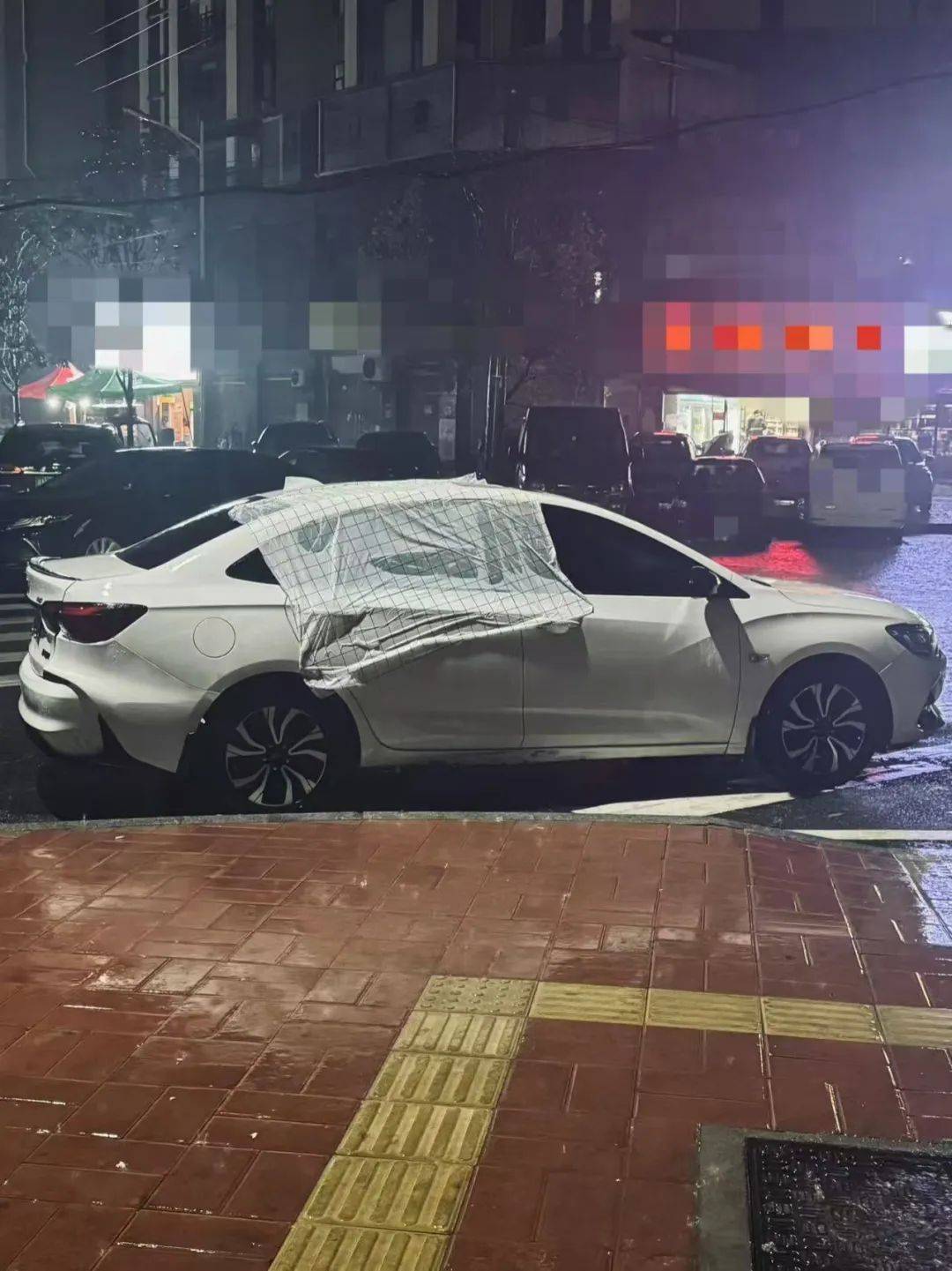 暖心！司机离开车窗未关严<strong></p>
<p>币汇</strong>，店主用桌布遮盖车窗帮其挡雨