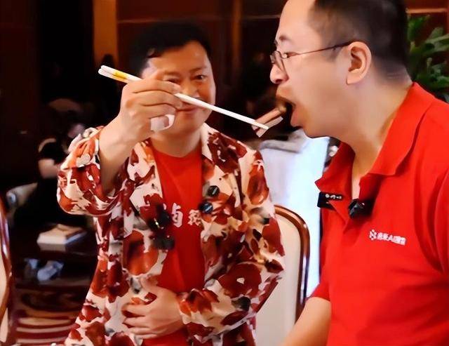 周鸿祎和“卤鹅哥”见面互相投喂<strong></p>
<p>汇币交易所</strong>，自曝不吃碳水，称360借条不是自己公司