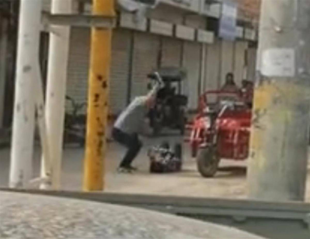 西安一男子当街踢打女子<strong></p>
<p>全币交易所</strong>，官方：两人系夫妻，因家庭矛盾发生口角
