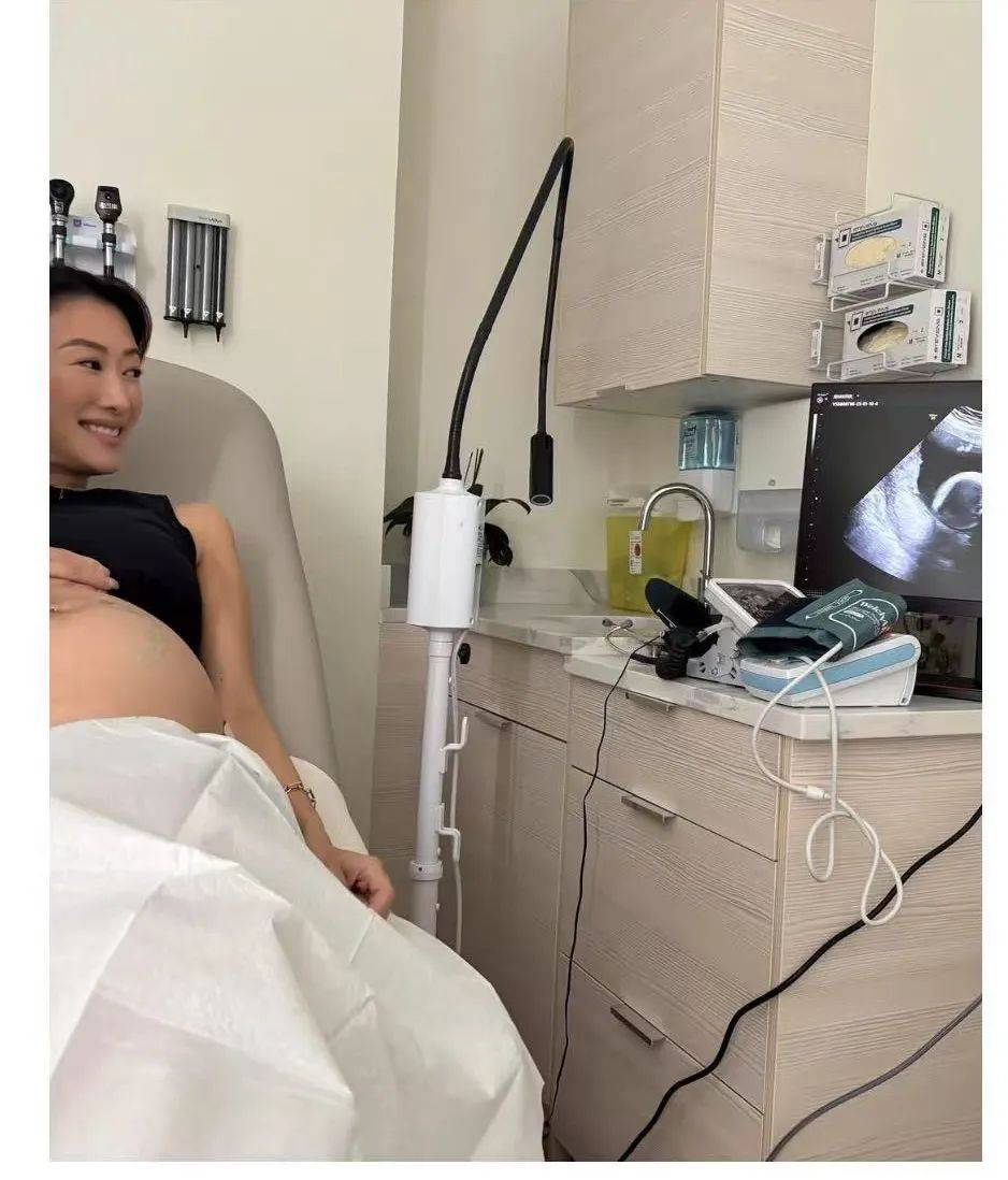 谢霆锋妹妹谢婷婷宣布怀第二胎<strong></p>
<p>全币交易所</strong>！晒出和高大外籍老公甜蜜合照