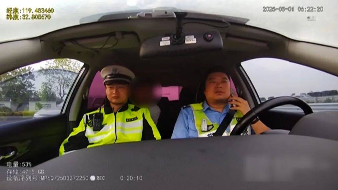 夫妻因开车问题吵架<strong></p>
<p>全币交易所</strong>，丈夫没带手机被扔高速，无奈车道上插兜散步