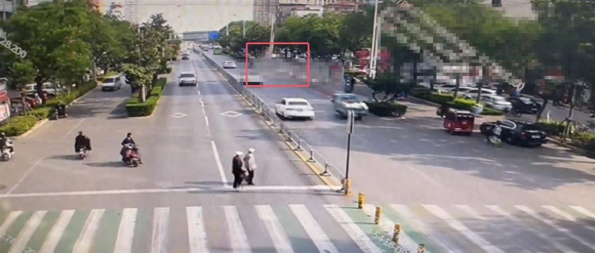 山东滕州一车辆撞向公交站台致多人倒地<strong></p>
<p>中币交易所网址</strong>，肇事司机被控制，案件已移交刑警