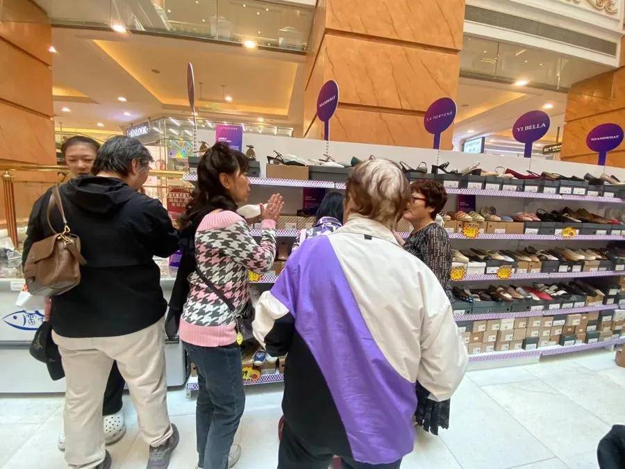 “1800元的出口商品219元拿下”！上海人假期疯狂“捡漏”<strong></p>
<p>中币交易所网址</strong>，这里外贸好东西都卖爆了，新品还将接力上市