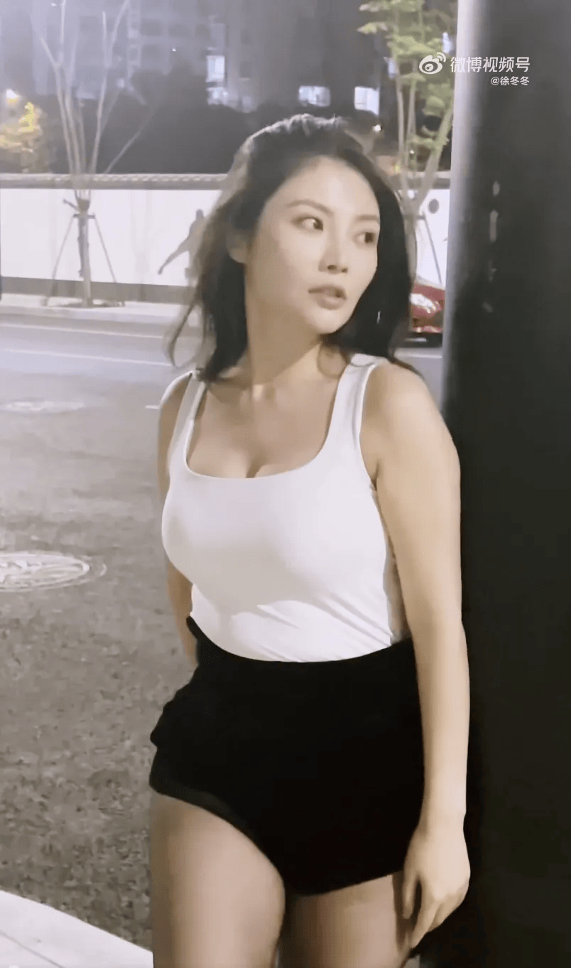 “椰树女神”徐冬冬大方晒照<strong></p>
<p>中币交易所网址</strong>，并配文：我的蝴蝶袖，很丰腴！