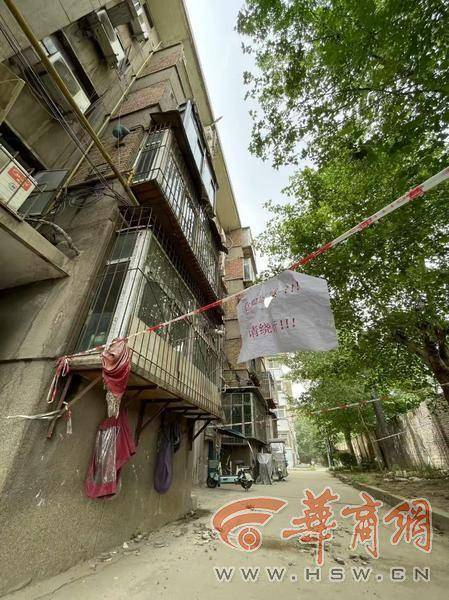 大风中西安一40年老楼两户阳台坠落<strong></p>
<p>买比特</strong>，居民担心危房盼安全鉴定