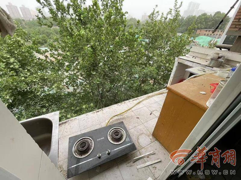 大风中西安一40年老楼两户阳台坠落<strong></p>
<p>买比特</strong>，居民担心危房盼安全鉴定
