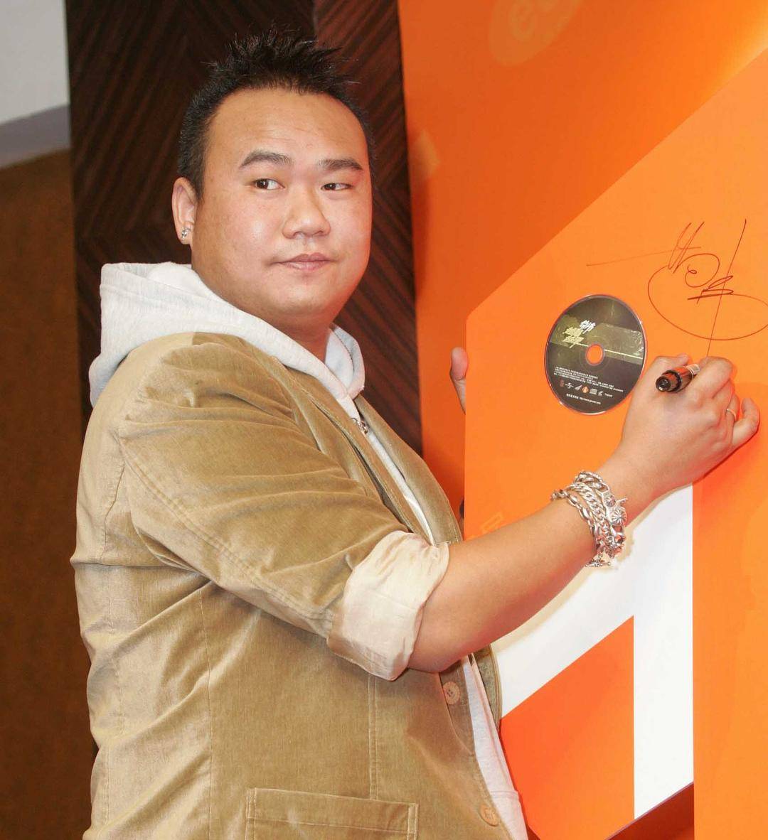 歌手苟伟去世<strong></p>
<p>买比特</strong>，本挂号要去医院检查，之前因呼吸问题准备手术