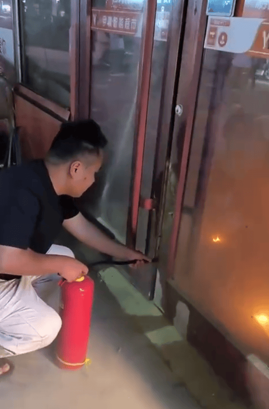 山东菏泽一男子去买奶茶顺道破门灭了个火：举手之劳<strong></p>
<p>买比特</strong>，店主事后已道谢