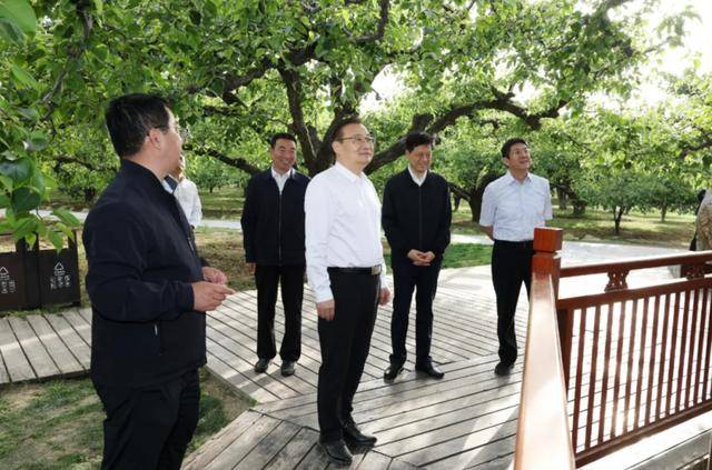调研中<strong></p>
<p>交易所平台币</strong>，省委书记临时停车，走进农户家中