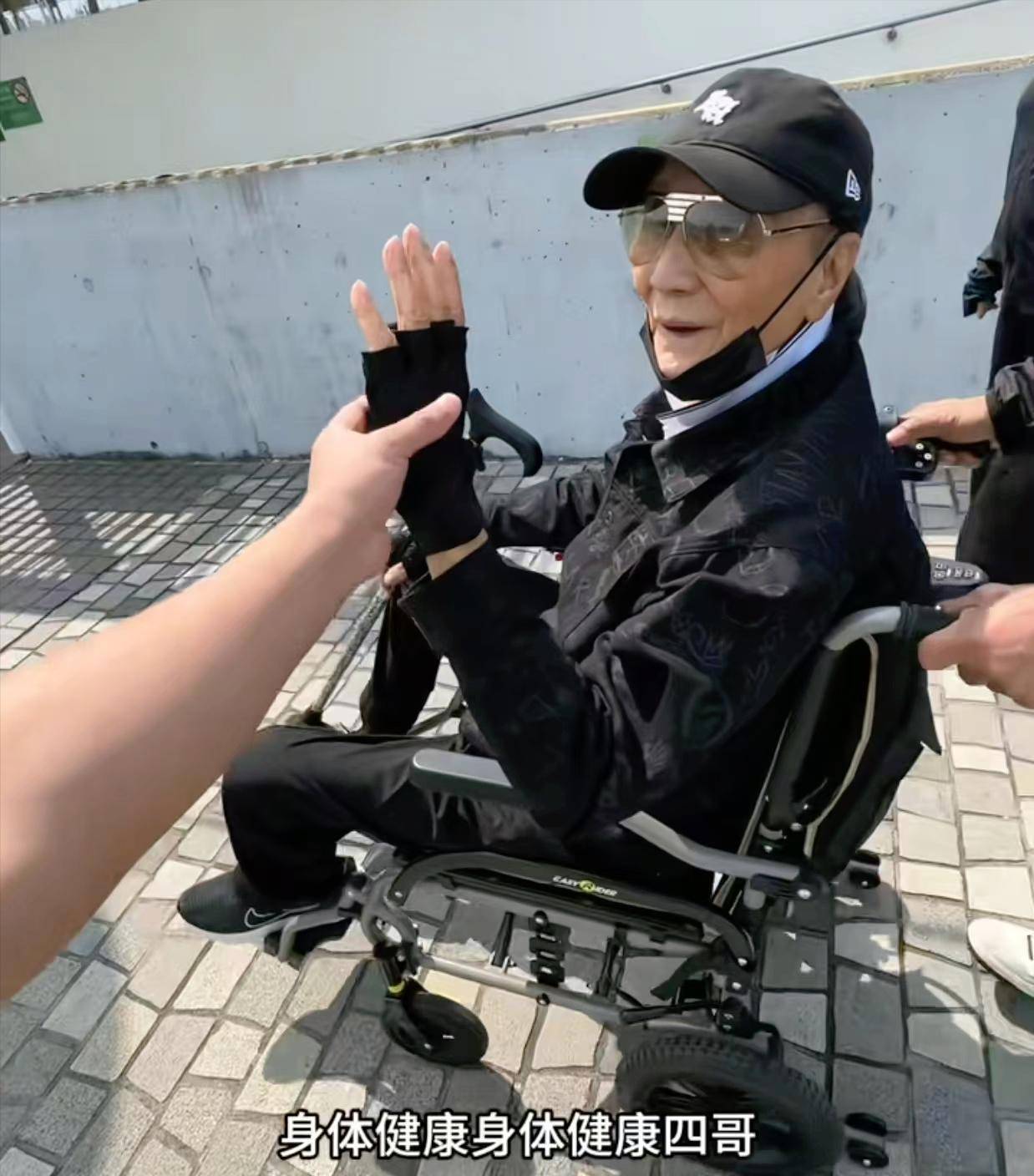 71岁成龙头发花白<strong></p>
<p>binance交易平台</strong>！谢贤交代后事张纪中出了车祸还得养家…慢慢老去的他们让人泪目