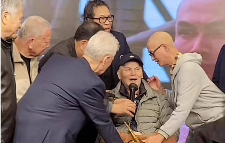 71岁成龙头发花白<strong></p>
<p>binance交易平台</strong>！谢贤交代后事张纪中出了车祸还得养家…慢慢老去的他们让人泪目