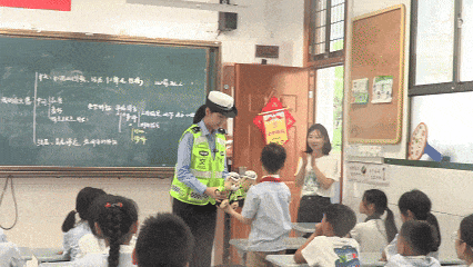 男孩“霸气”对交警承诺：“报我名字<strong></p>
<p>binance交易平台</strong>，领100个包子！”