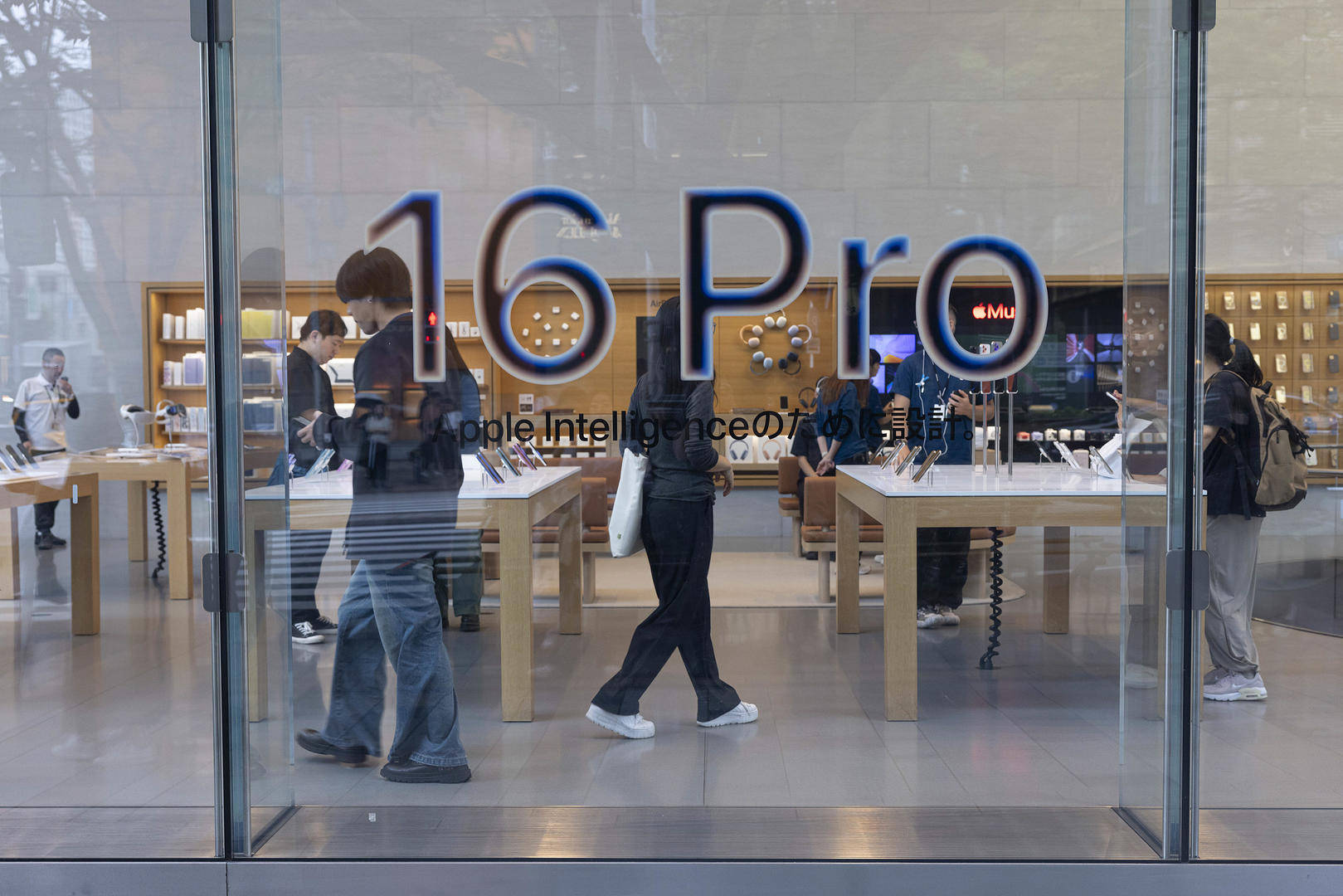 iPhone 16 Pro降价！有人抢到国补机就卖<strong></p>
<p>交易平台靠谱吗</strong>，一台赚200元，律师提示风险